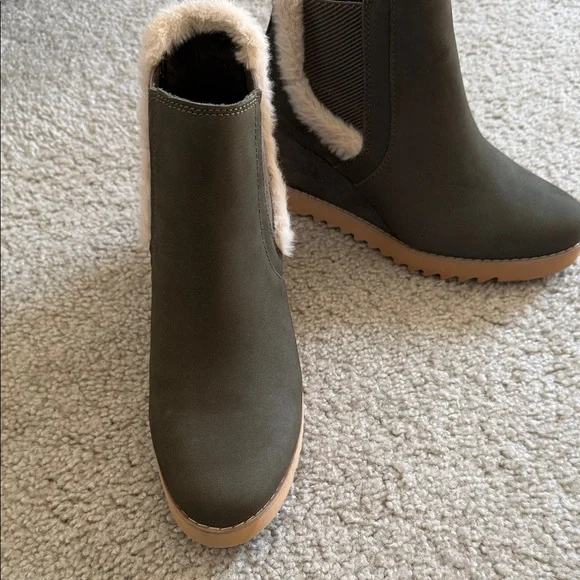 Toms Dark Green Ankle Booties with Faux Fur - Picture 7 of 9